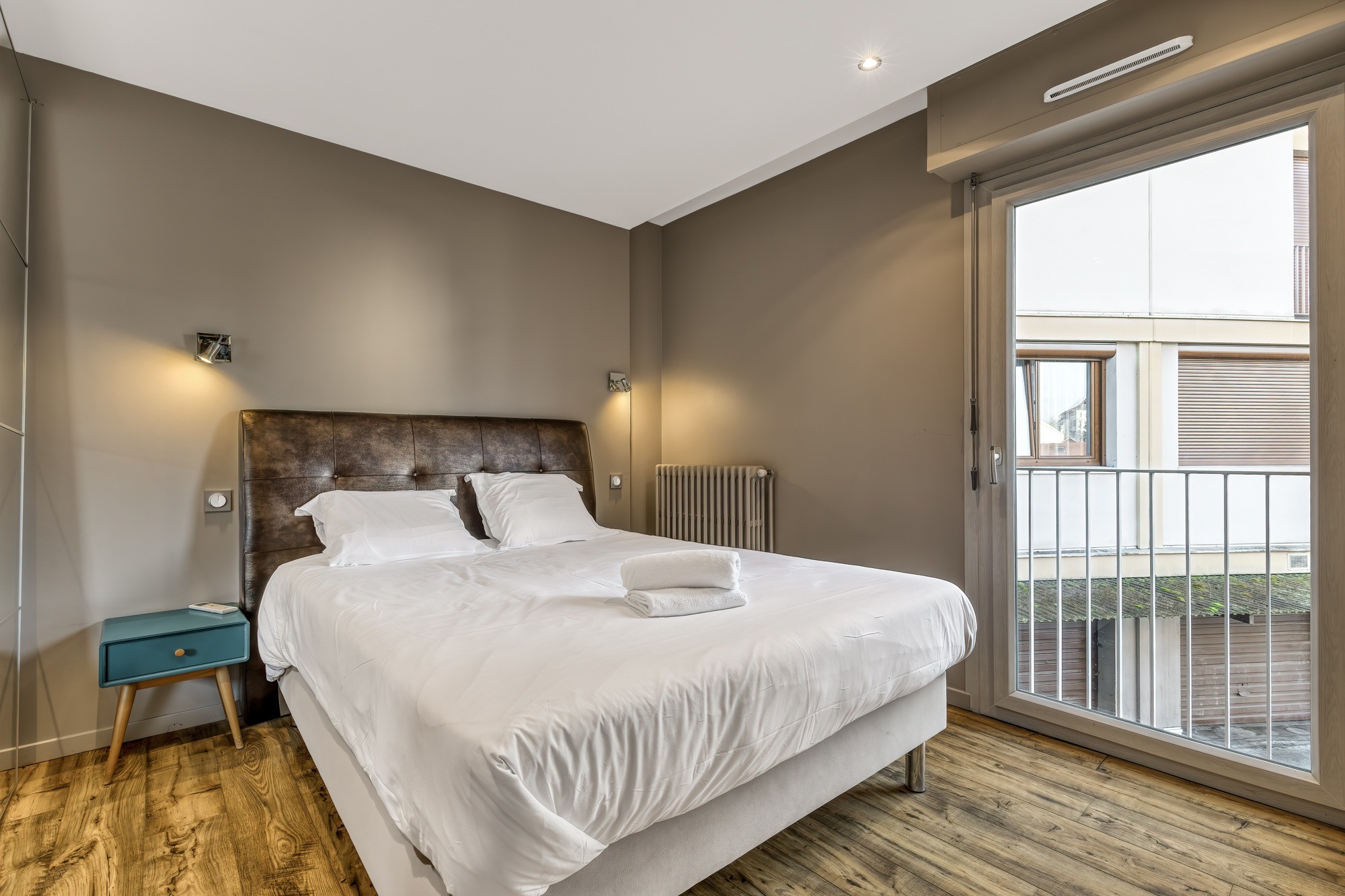 Chambre avec lit queen size de l'appartement Ébène à Annecy
