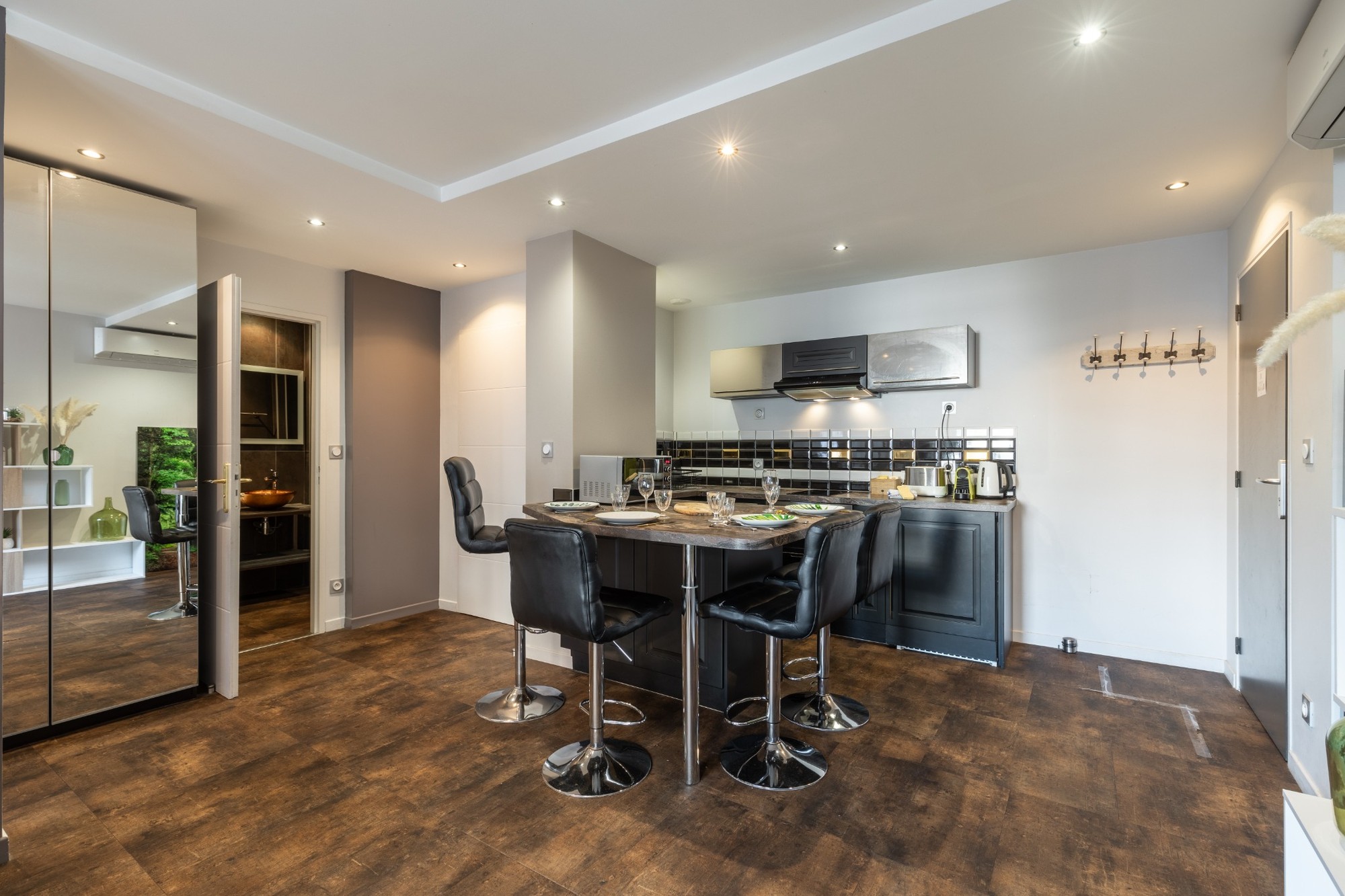 Cuisine équipée et coin repas de l'appartement Écrin à Annecy