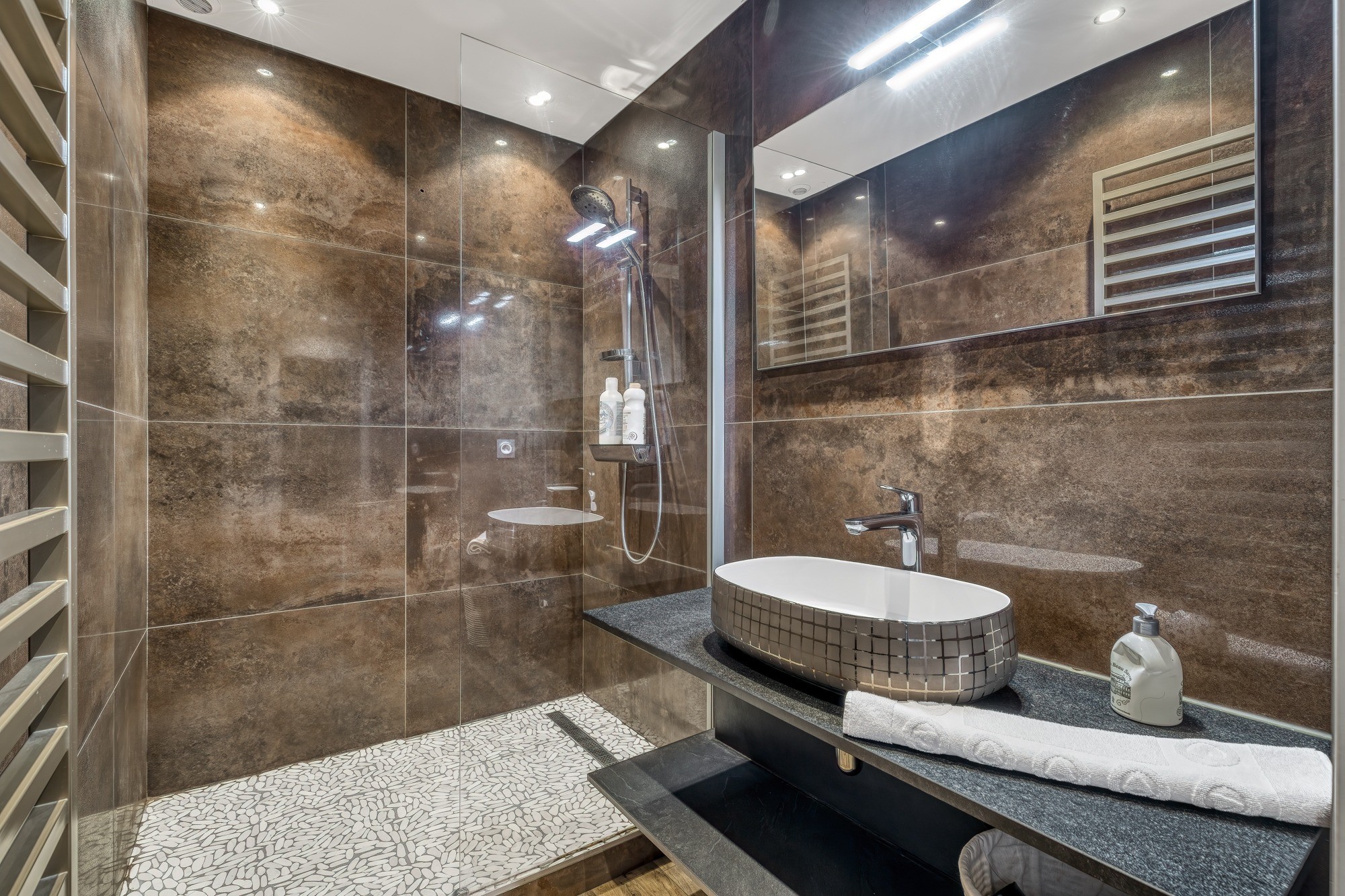 Salle de bains de l'appartement Ébène à Annecy