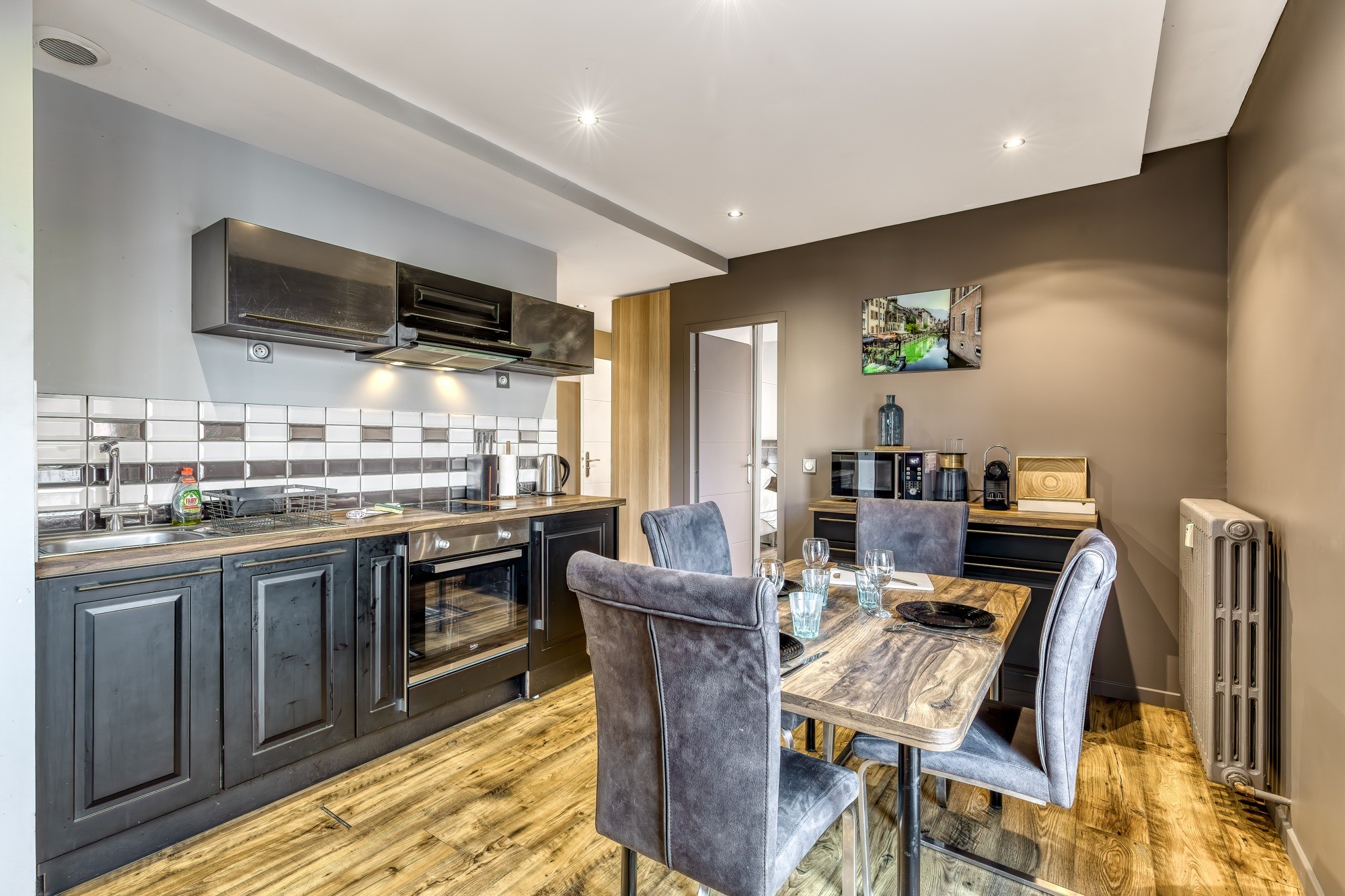 Cuisine équipée et coin repas de l'appartement Ébène à Annecy