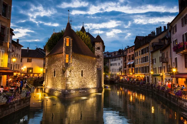 Le Palais de l'Île illuminé la nuit, vieille ville d'Annecy