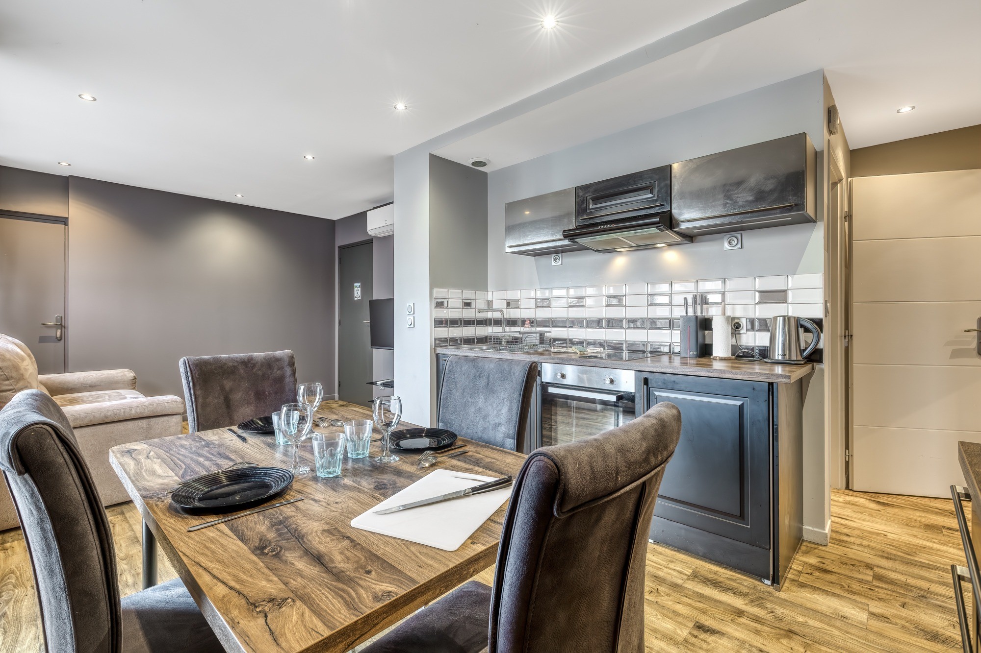 Table à manger de la cuisine de l'appartement Ébène à Annecy